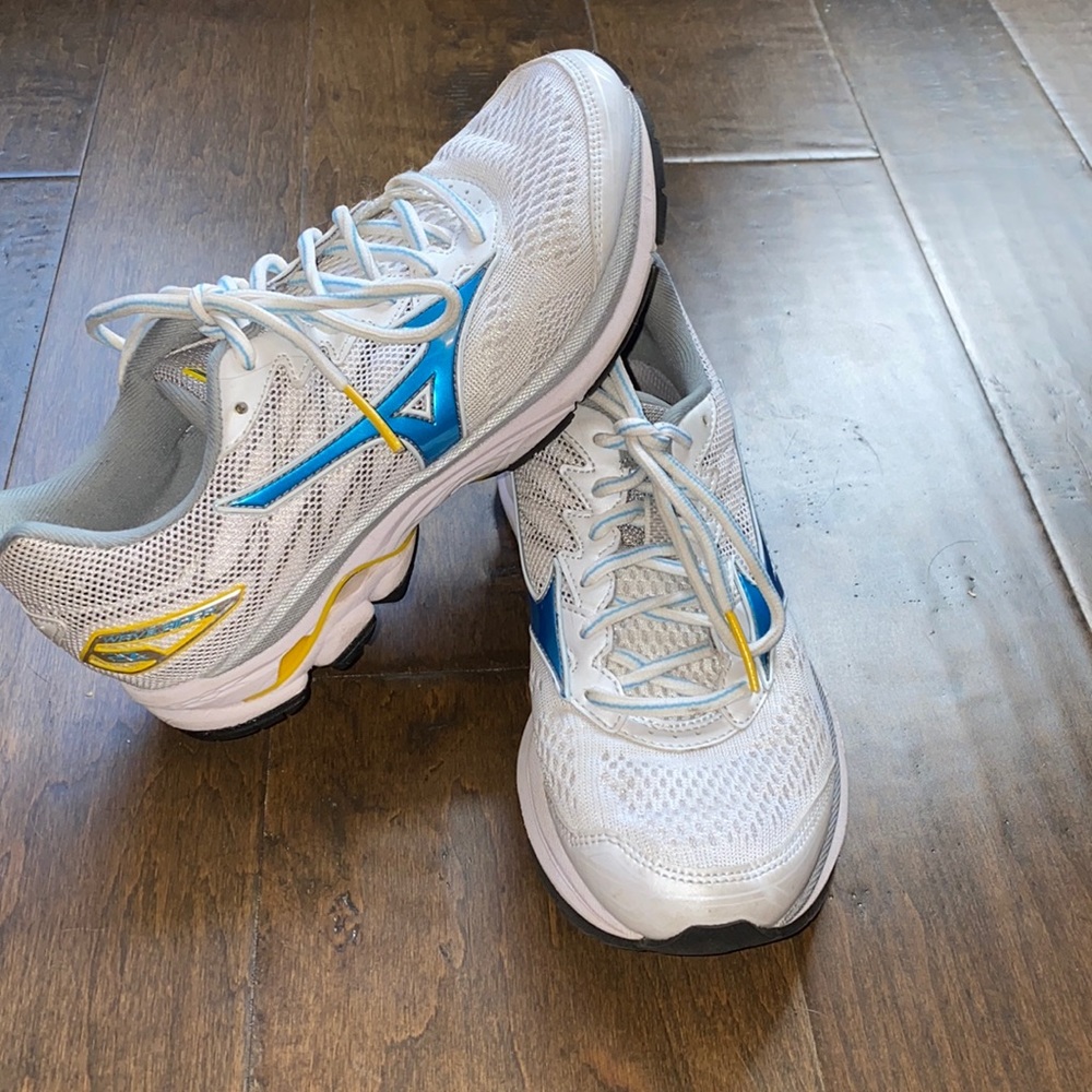 New Women’s Size 6 Mizuno Wave Rider Running Shoe